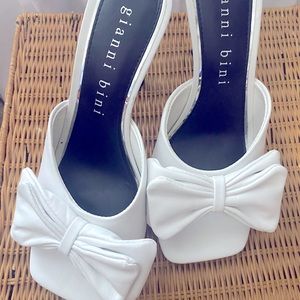 Gianni Bini White Heels with Bow Size 9.5